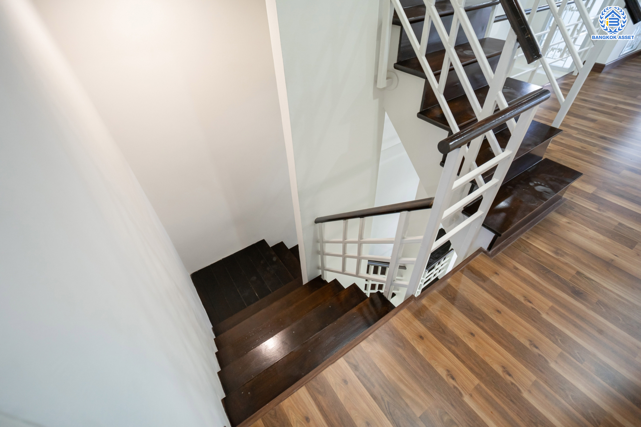 บ้านมือสองตกแต่งใหม่ ม.บ้านริมสวน ดอนเมือง เนื้อที่ 17.6 ตร.ว. ฟังก์ชันจัดเต็ม 3 ห้องนอน 3 ห้องน้ำ จอดรถได้ 2 คัน มีความเป็นส่วนตัว เดินทางเข้าสู่ใจกลางเมืองได้อย่างสะดวกสบาย ใกล้สนามบินดอนเมือง และทางด่วนศรีสมาน